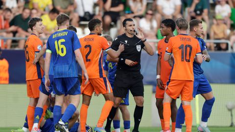 Bizarre actie van Jong Oranje-speler: noppen staan in hals van tegenstander