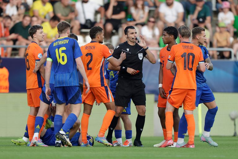 Bizarre actie van Jong Oranje-speler: noppen staan in hals van tegenstander