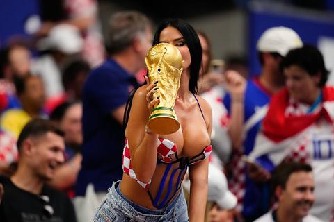 Betoverende fan baart na 'meest gewaagde outfit tot nu toe' opnieuw opzien op WK