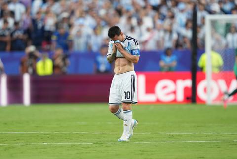 Sterspeler Lionel Messi bijt fel van zich af na speculaties over zieke vader (68): 'Een gebrek aan fatsoen'
