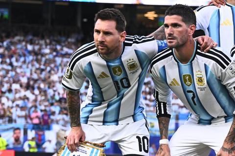 Waarom spelers als Lionel Messi, Luka Modric en Cristiano Ronaldo nét iets ander shirt hebben op WK