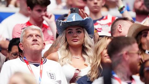 Bekende voetbalvrouw steelt de show met bijzonder opvallende outfit op WK