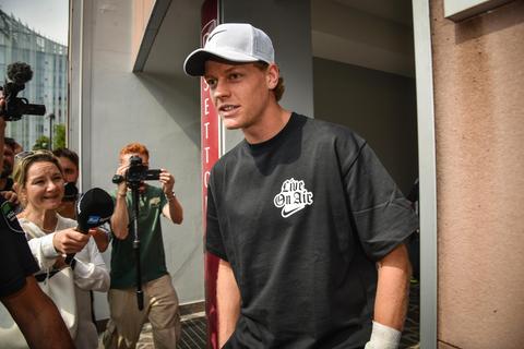 Toptennisser Jannik Sinner maakt tongen los door mysterieus apparaatje op arm na totale ineenstorting