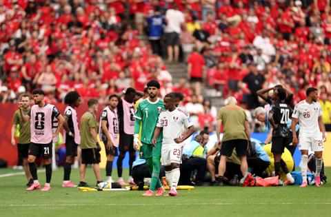 Grote paniek op WK voetbal na horrorblessure: Canadese spelers in tranen zoeken troost bij elkaar