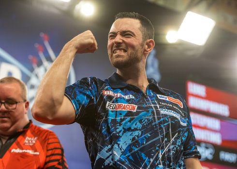 Luke Humphries mazzelt op World Grand Prix, Luke Littler na thriller naar huis en Gian van Veen vlug uitgeschakeld