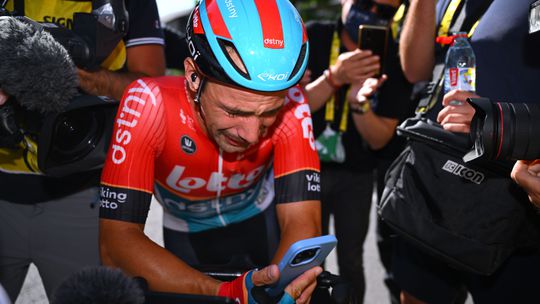 Schitterende beelden: Victor Campenaerts in tranen tijdens belletje met vriendin en baby na zege in Tour