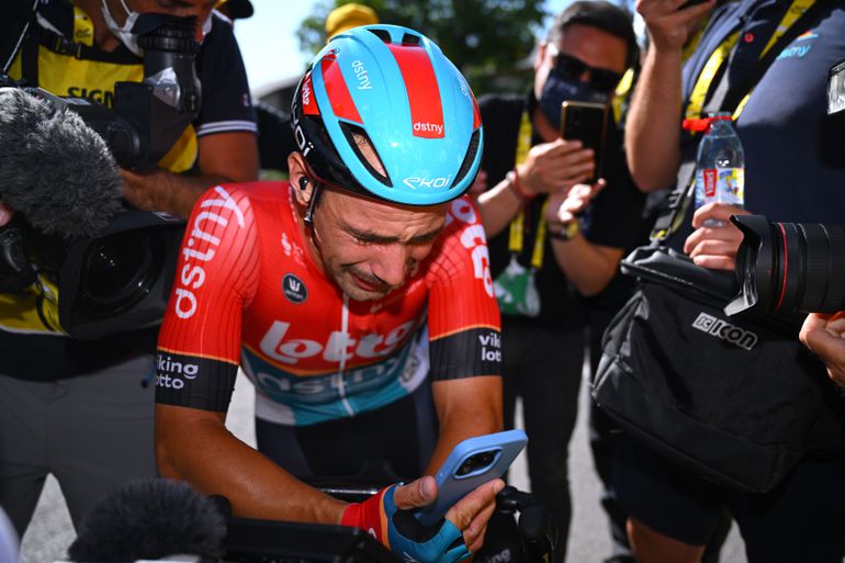 Schitterende beelden: Victor Campenaerts in tranen tijdens belletje met vriendin en baby na zege in Tour