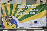 Bij de ingang van het dorp worden de olympische atleten welkom geheten. © Getty Images