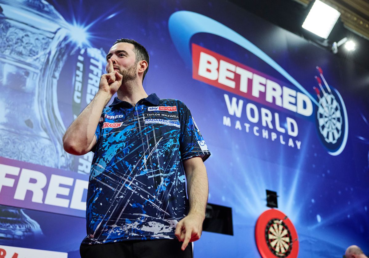 Luke Humphries neemt in ongemakkelijk duel revanche op Dimitri van den Bergh bij World Matchplay