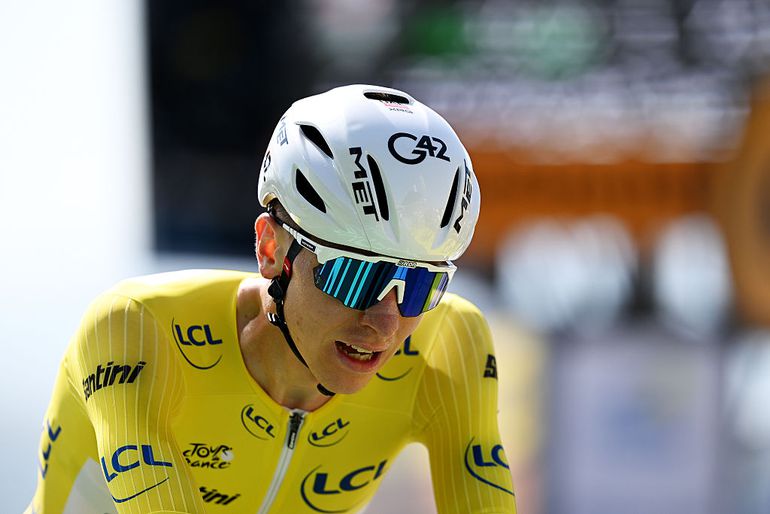 Geletruidrager Tadej Pogacar wint op bijzondere wijze tijdrit in Tour de France: 'Dat gaf motivatie'