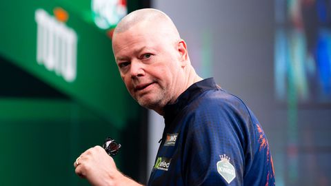 Dartslegende Raymond van Barneveld weet wanneer hij gaat stoppen: 'Zou wel gek zijn om dat niet te doen'