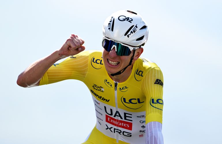 Fenomeen Tadej Pogacar geeft iedereen het nakijken in tijdrit Tour de France, enorme dreun voor Remco Evenepoel