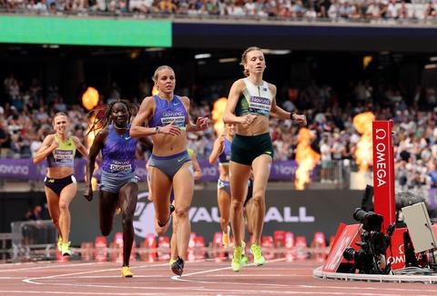Femke Broeders-Bol maakt indruk in eerste ontmoeting met olympisch kampioene: topatlete zit rivale op de hielen