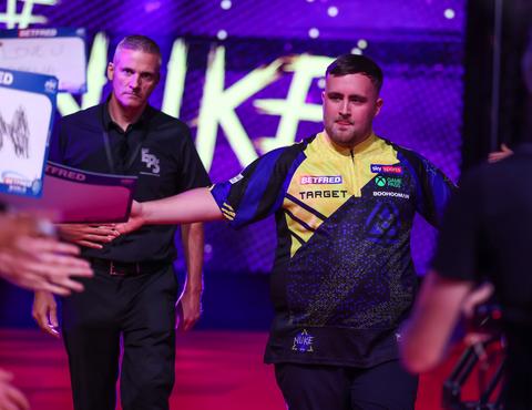 Topdarter Luke Littler (19) kiest voor totaal nieuwe look: 'Ik krijg er vibes van Co Stompé van'
