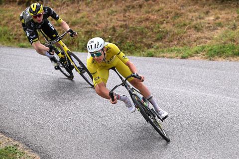 LIVE Tour de France | Tadej Pogacar is gevlogen, podiumkandidaat in de problemen