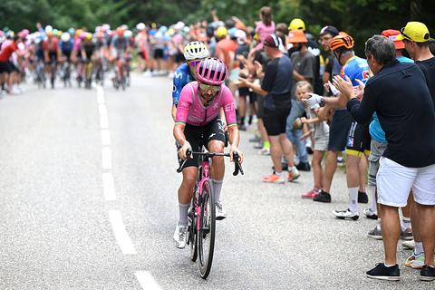 LIVE Tour de France | Thymen Arensman rijdt op cruciaal moment lek en ziet kopgroep wegrijden
