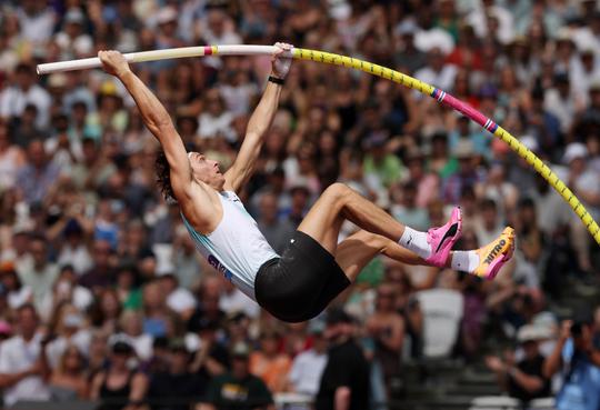 Polsstokfenomeen Armand Duplantis laat publiek bij Diamond League in Londen teleurgesteld achter