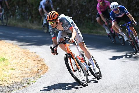 LIVE Tour de France | Thymen Arensman in de aanval, Tom Pidcock virtueel tweede