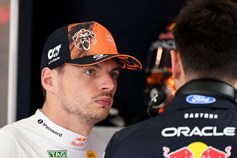 Max Verstappen doet opnieuw vooraan mee in België, zorgen om gecrashte Lewis Hamilton