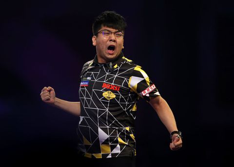 Het WK darts is pas in december, maar deze Chinees heeft zich nu al geplaatst