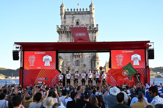 Bizarre boete in Vuelta: hele team van UAE op de bon tijdens ploegenpresentatie