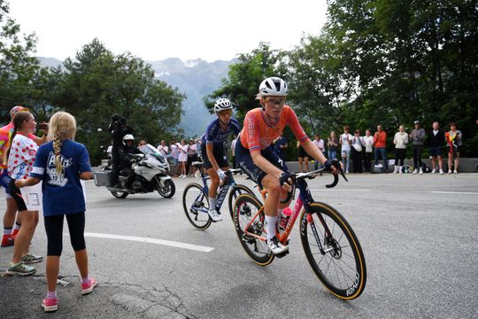 Demi Vollering loopt na spectaculair slot op bizarre wijze eindzege Tour de France Femmes mis