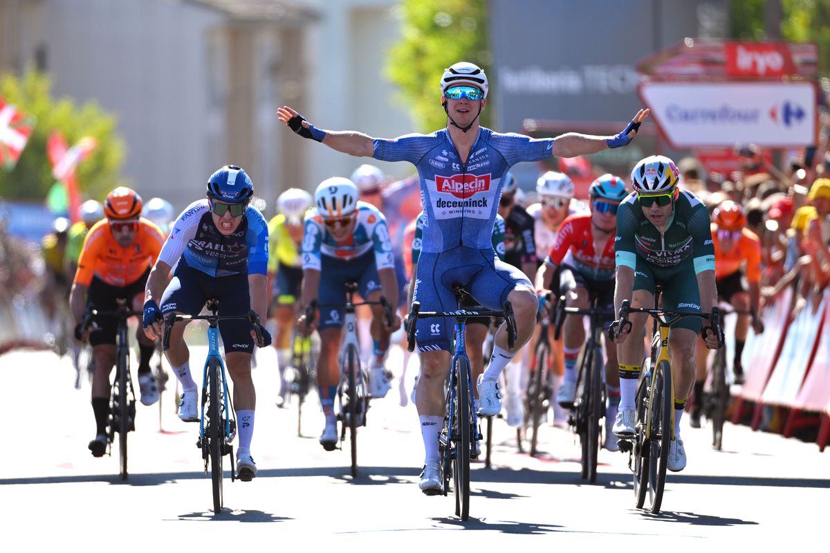 Kaden Groves spurt naar winst van tweede etappe Vuelta a España, Wout van Aert krijgt mooie 'troostprijs'