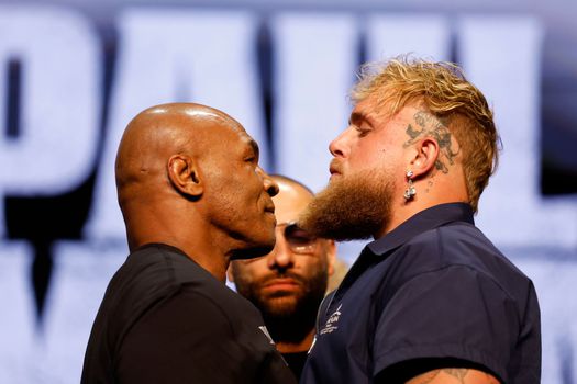 Jake Paul geeft Mike Tyson duw tijdens face-off: 'Ik ben hier om een legende knock-out te slaan'