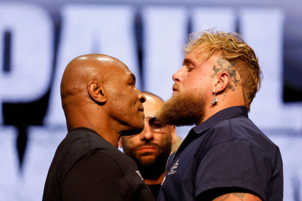 Jake Paul geeft Mike Tyson duw tijdens face-off: 'Ik ben hier om een legende knock-out te slaan'