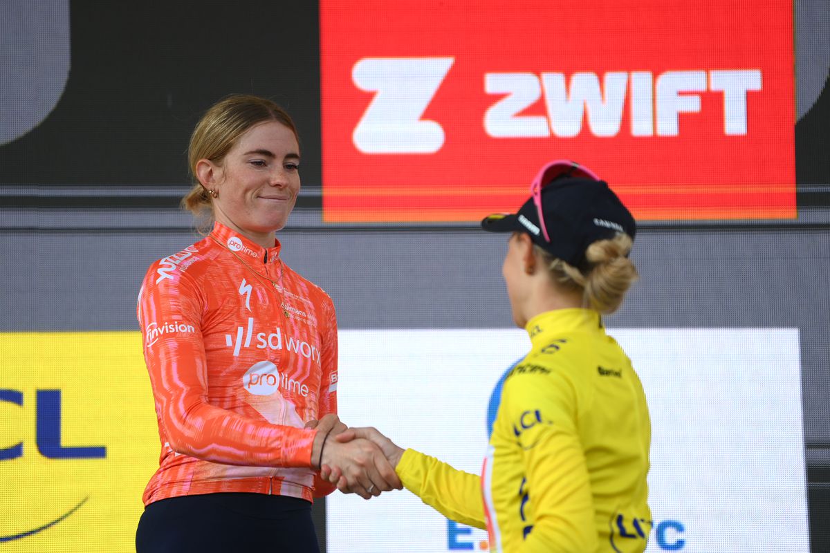 Zoveel geld verdient geëmotioneerde Demi Vollering na spannend slot in Tour de France Femmes