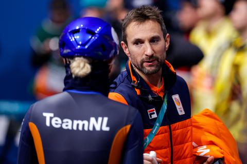 Bondscoach shorttrackers reageert voor het eerst op 'flinke shock' rond vermiste Sven Roes: 'Vond ik heel stoer'