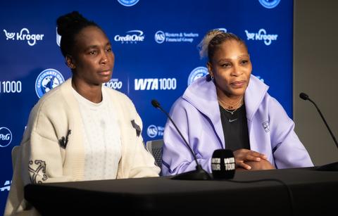 Tenniszussen Venus en Serena Williams zorgen voor bijzonder moment: 'Geweldig om dat samen te doen'