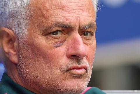 Blauw oog bij markante voetbalcoach José Mourinho (63) valt op: 'Als ik geen bril had gedragen...'