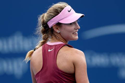Toptennisster geeft op bizar moment in wedstrijd op en krijgt bakken met kritiek over zich heen