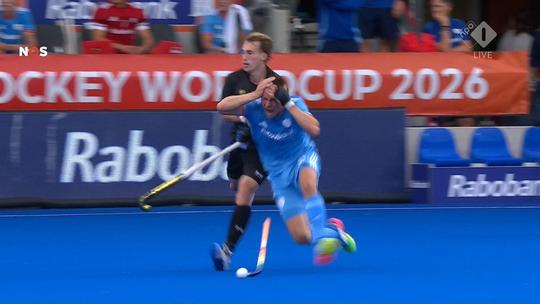 Grote schrik op WK hockey: VAR grijpt in na keiharde tik op hoofd van Nederlandse topspeler (28)