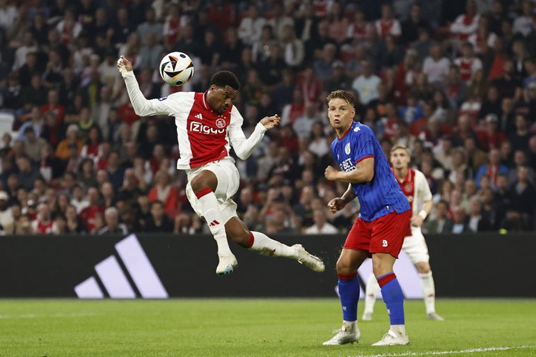 Ajax houdt flink huis tegen Fortuna Sittard, Chuba Akpom scorende spits bij afwezigheid Brian Brobbey