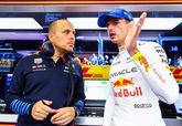 Max Verstappen in gesprek met zijn engineer Gianpiero Lambiase. © Getty Images