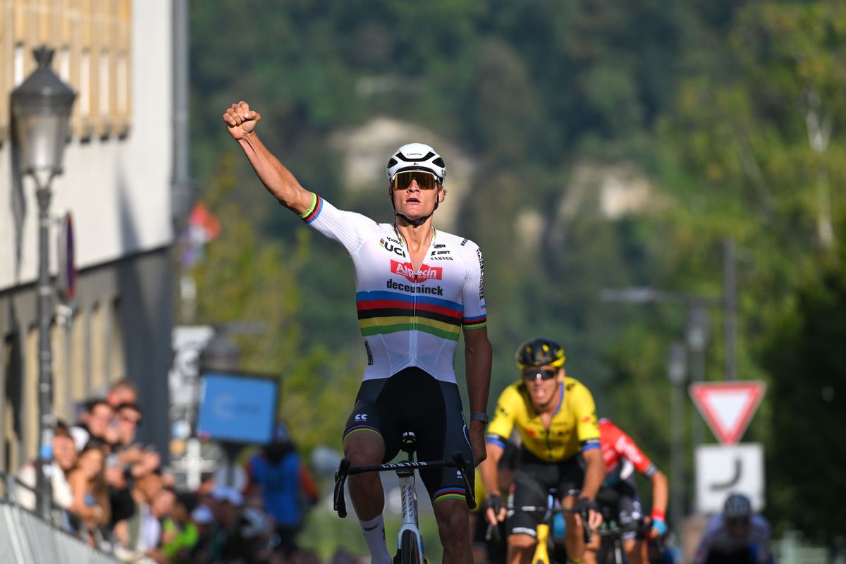 Oppermachtige Mathieu van der Poel heeft dankzij 'Visma-trein' eerste doel al binnen in Luxemburg