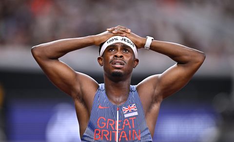 Gelovige topatleet zorgt voor grote rel met verboden haarband op WK atletiek: 'Ik voel een hogere kracht'