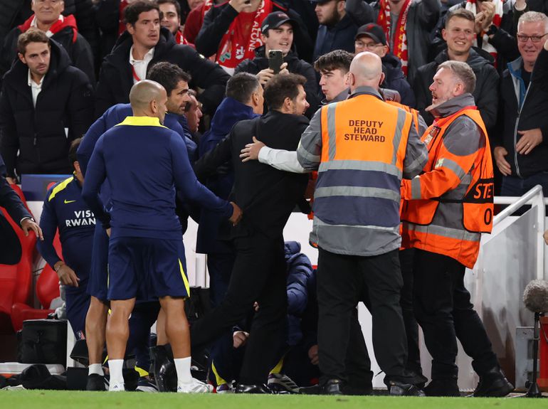 Omstreden Liverpool-fan met berucht verleden laat van zich horen na enorme rel met aartsrivaal Arne Slot