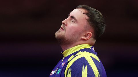 Topdarter Luke Littler shockeert met opvallende aankondiging: 'Het was geen makkelijk besluit'