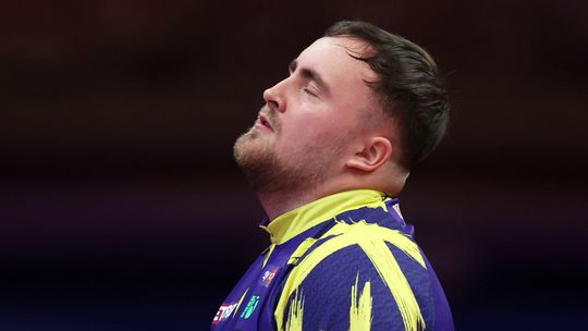 Topdarter Luke Littler shockeert met opvallende aankondiging: 'Het was geen makkelijk besluit'