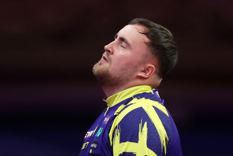 Topdarter Luke Littler shockeert met opvallende aankondiging: 'Het was geen makkelijk besluit'