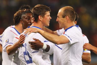 Zoon van Nederlandse voetballegende treedt in voetsporen van vader en tekent bij topclub