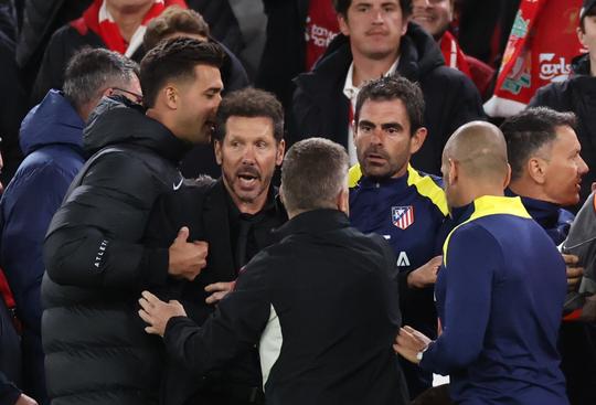 Atlético Madrid-trainer Diego Simeone reageert na woedeuitbarsting: 'Ze beledigen me de hele tijd'