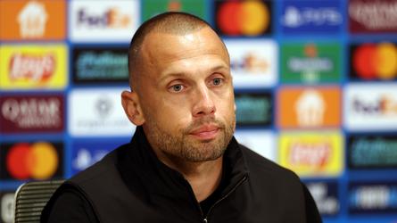 Flinke tegenslag voor John Heitinga: Ajax-trainer loopt miljoenen euro's mis en neemt opvallende maatregel