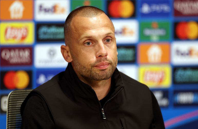 Flinke tegenslag voor John Heitinga: Ajax-trainer loopt miljoenen euro's mis en neemt opvallende maatregel