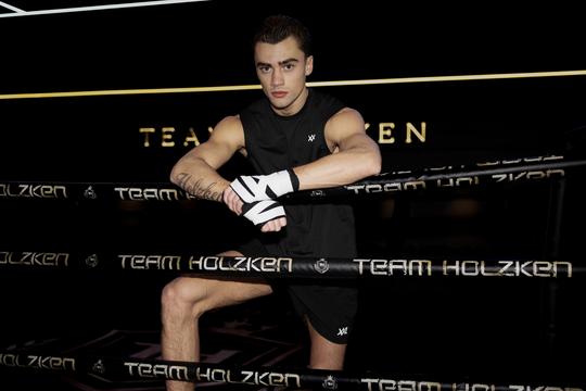 Zoon (19) van Nieky Holzken timmert aan de weg in bokswereld