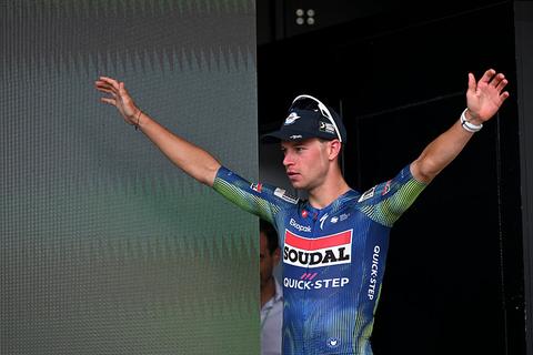 Nederlandse wielrenner zorgt met eerste profzege voor drieklapper in Ronde van Luxemburg: 'Beste dag uit mijn loopbaan'