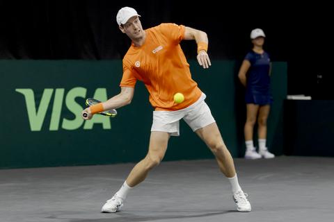 Botic van de Zandschulp overleeft lastige openingswedstrijd en bezorgt Nederland eerste punt op Davis Cup